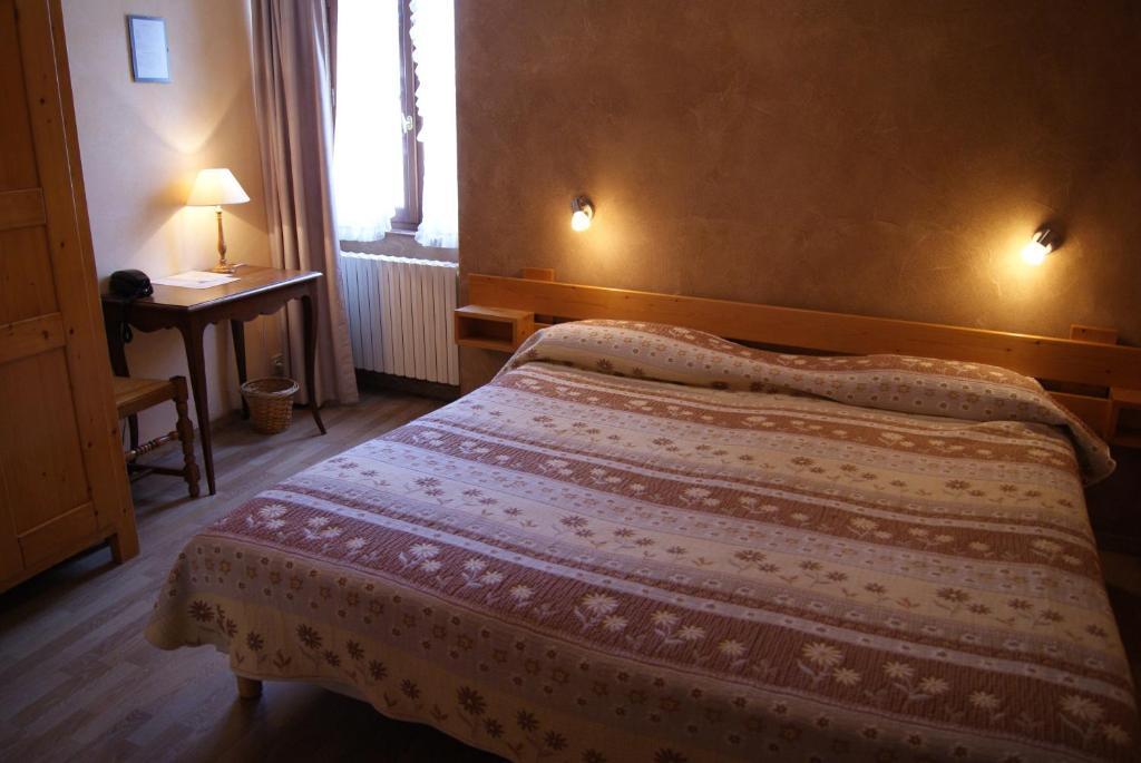 Logis Hotel De La Paix - 图尔尼 客房 照片