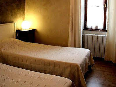 Logis Hotel De La Paix - 图尔尼 外观 照片